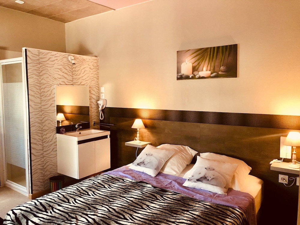 Le Kamelia - carbon neutral hotel in Salles