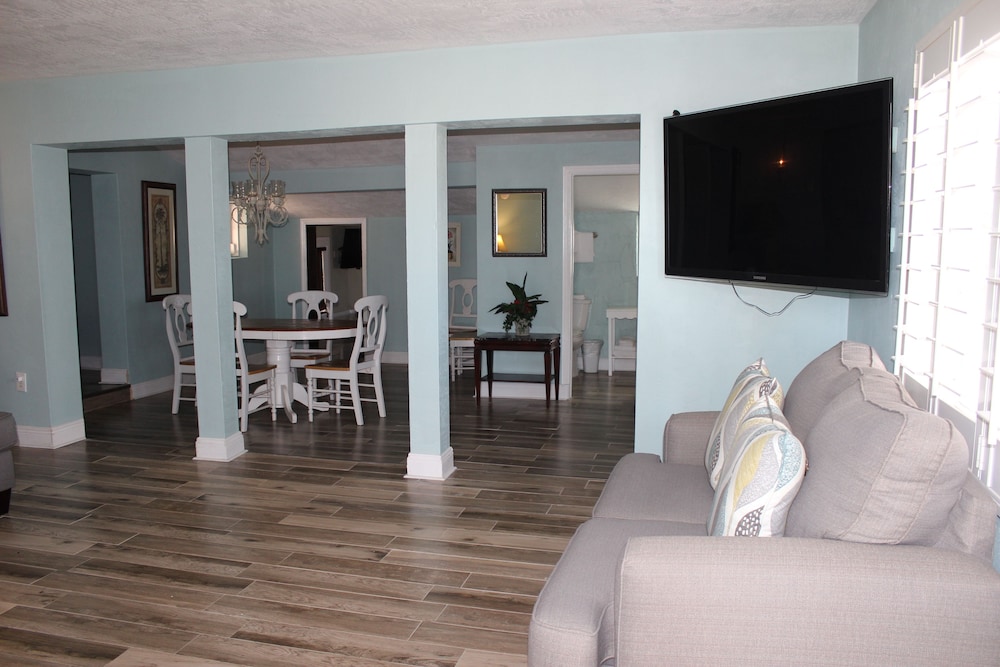 Shoreline Suites & Cabana Cottages - photo 86