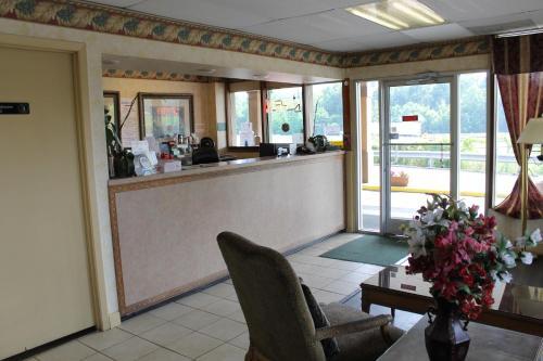 Scottish Inn Knoxville - photo 14