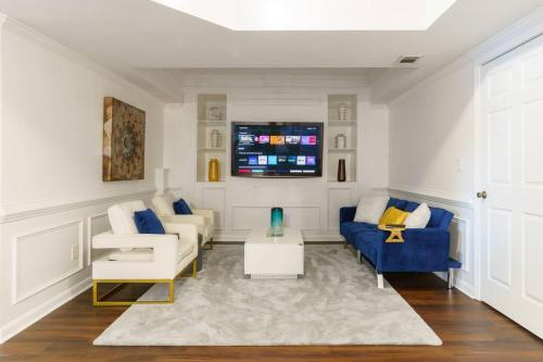 Relaxing Retreat with 55 Inch TV and Lake Views — hotel in Stone Mountain