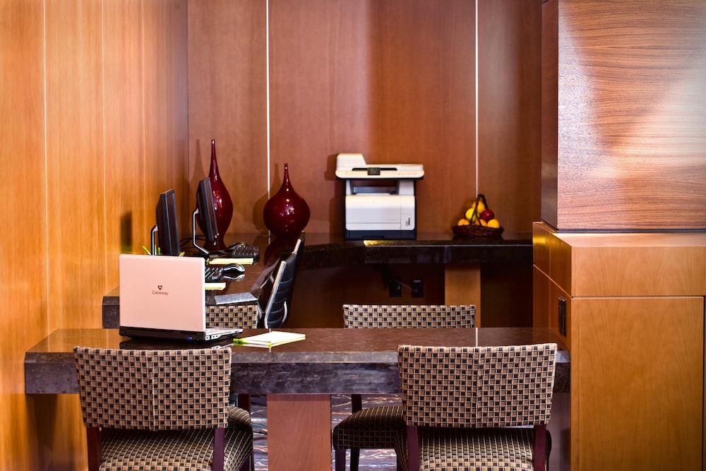 Courtyard by Marriott Boston Logan Airport - photo 12