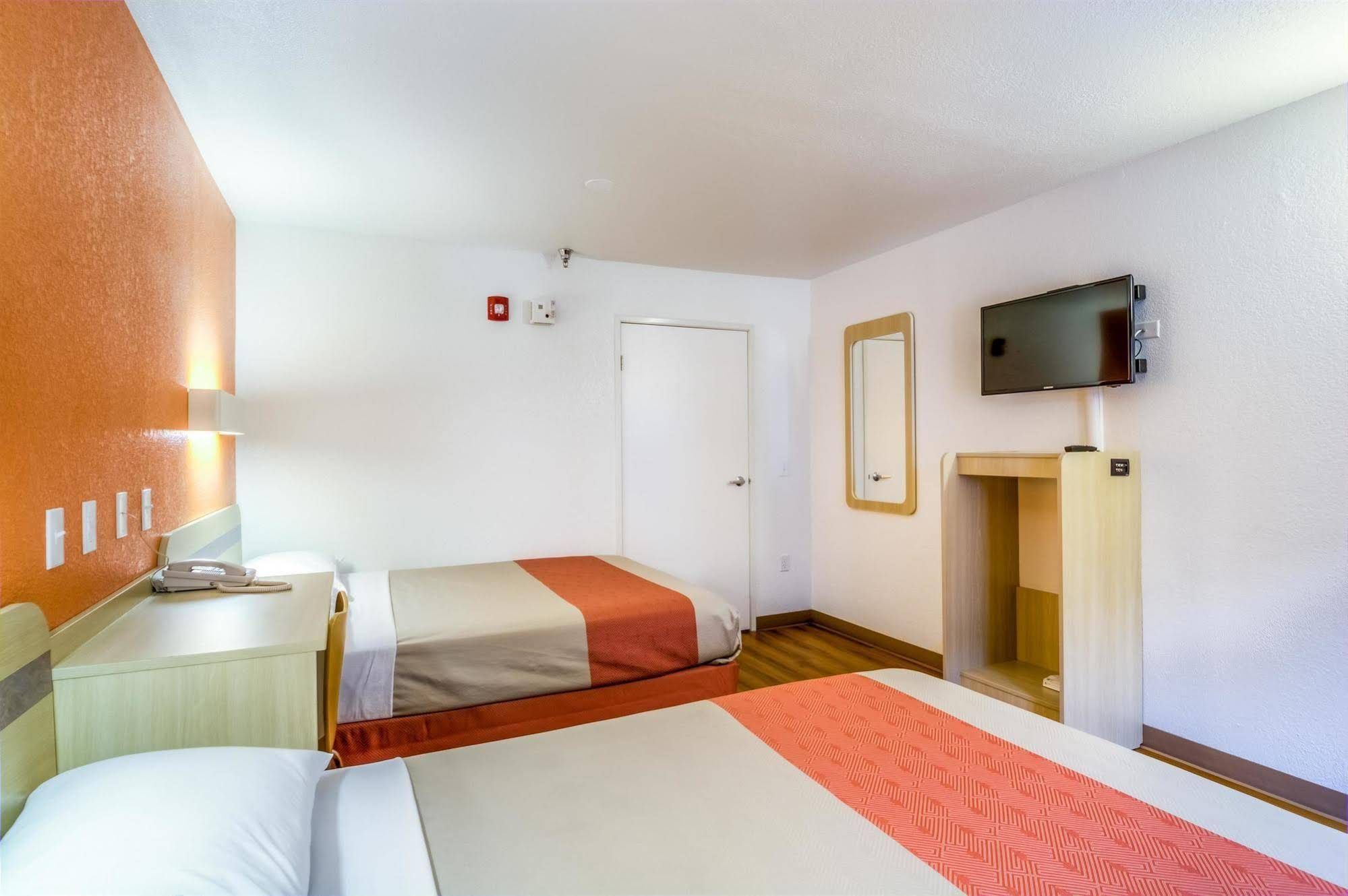 Motel 6 Chicago Elk Grove - photo 9
