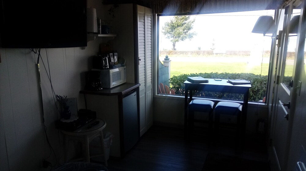 Juan de Fuca Waterfront Hotel & Cottages - photo 8