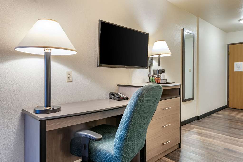 Econo Lodge Pueblo North - photo 6