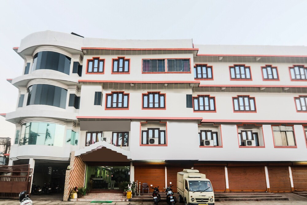 Oyo 27675 Hotel Am Palace — hotel in Raha
