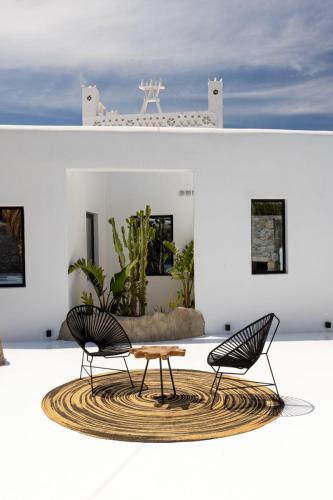 Mykonos Town Black Villa with Cave Heated Pool — 4-Star Luxury Hotel in Mykonos, Greece