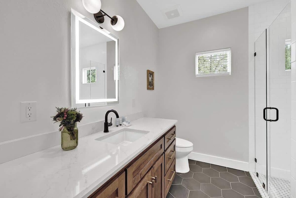 The Grove E with Hot Tub & King Bed 2 Blks To Main - photo 7