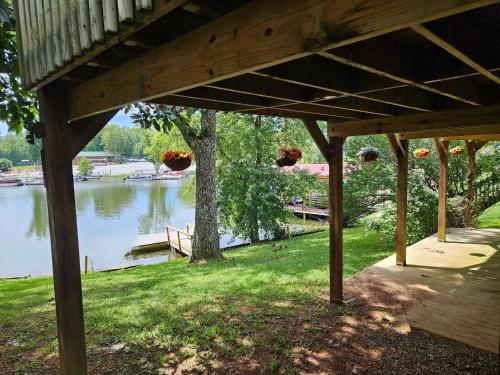 Lakefront Home at Lake Chickamauga Walk To the Marina — 4-Star Luxury Hotel in Dayton, United States