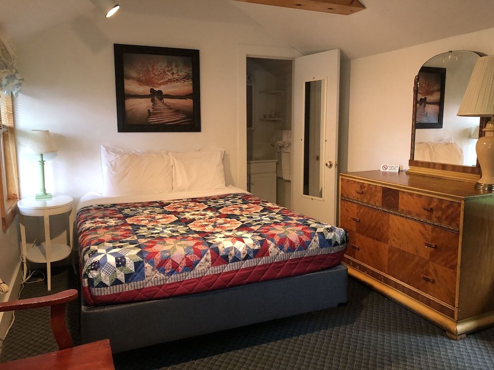 The Lake George Bear's Den - photo 9