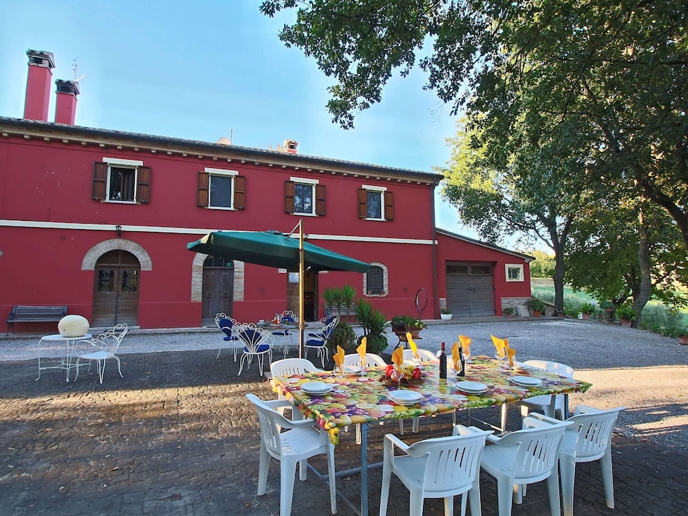 Holiday Home in Serrungarina Near the Lake — 4-Star Luxury Hotel in Serrungarina, Italy