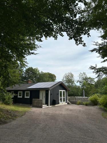 Cozy Retreat With Modern Charm — Hjaernarp