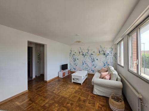 T2 50 M2 Tout Equipe Place de Parking Privee — hotel in Sainte-Savine