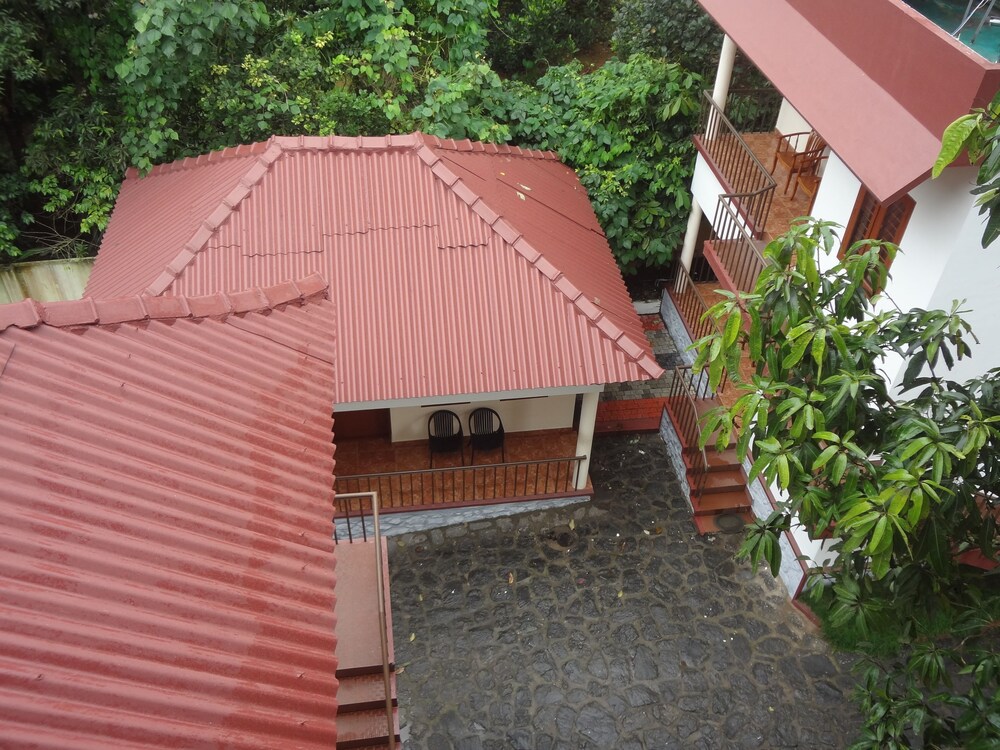 Hotel Seasons Thekkady in Jabalpur, India