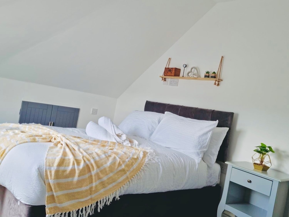 Cosy 3 Bed Apartment Near Birmingham Airport & NEC Perfect for Groups & Contractors — 4-Star Luxury Hotel in Birmingham, United Kingdom