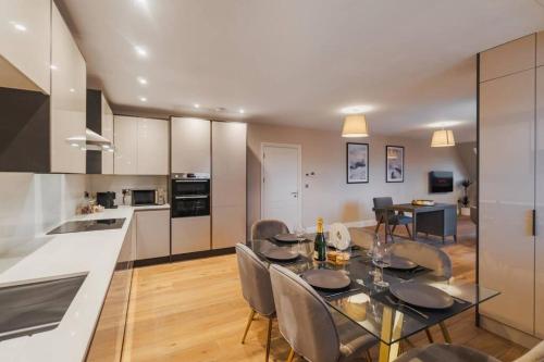 2BR Luxury Penthouse Cinema Room Private Parking By Tempstay — 4-Star Luxury Hotel in Windsor, United Kingdom