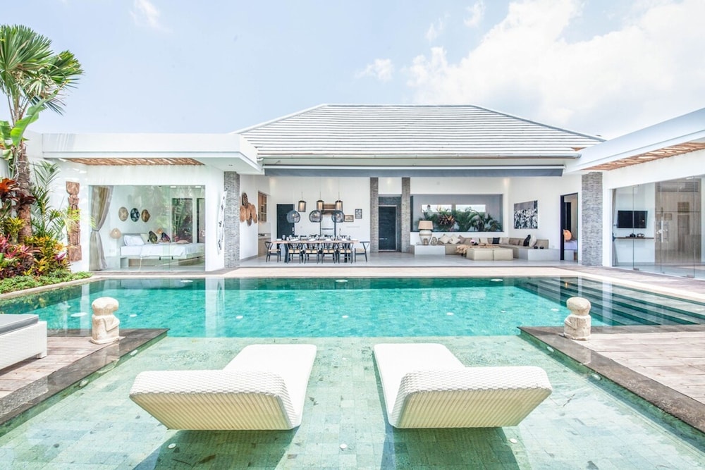 Contemporary 4BR Villa 400m to Canggu Shore — 4-Star Luxury Hotel in Canggu, Indonesia