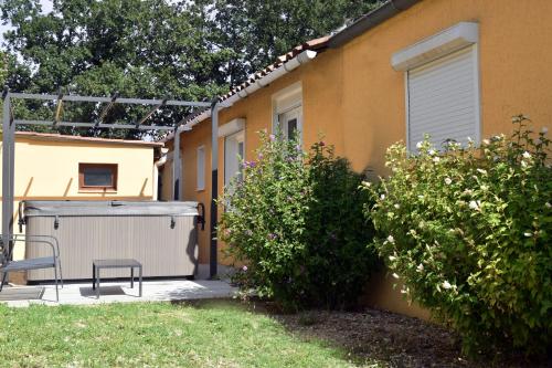 Paradis Provencal Le Calme total Grande Piscine et Jacuzzi Chauffé Salle de Jeux et Fresque du Nougat Intimité in Montelimar, France
