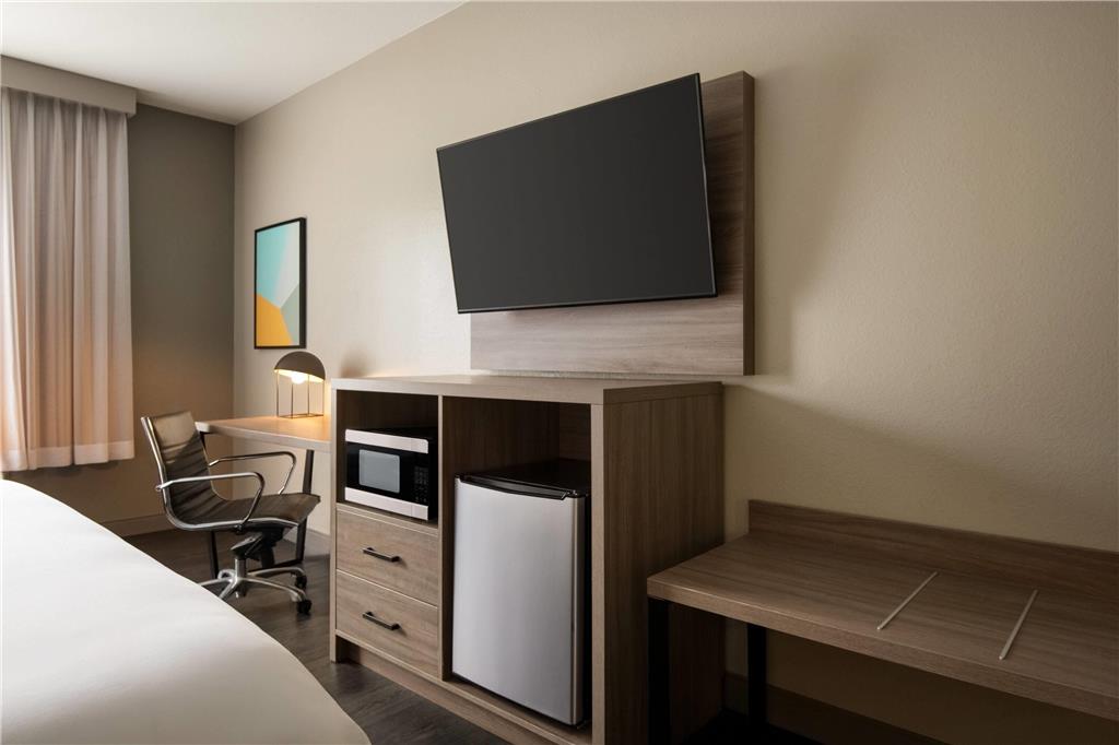 La Quinta Inn & Suites by Wyndham Montgomery - photo 24