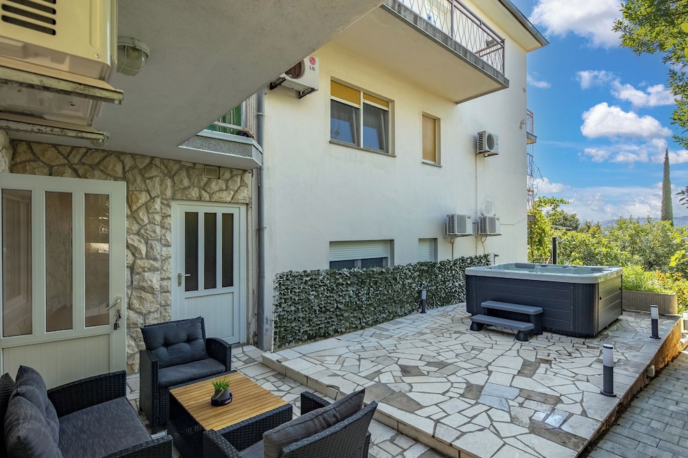 Idyllisches Apartment nur 300 Meter zum Strand mit Meerblick Whirlpool Grill — 4-Star Luxury Hotel in Novi Vinodolski, Croatia