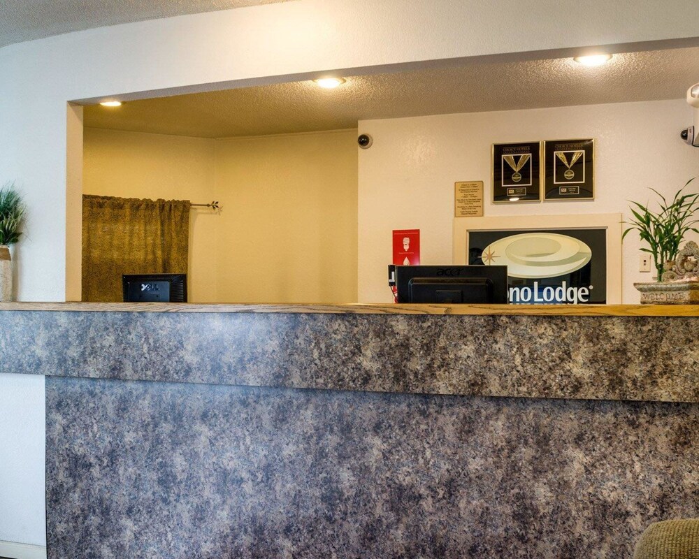 Econo Lodge Topeka Blvd. - photo 7