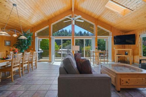 Captain's Hideaway - carbon neutral hotel in Unknown City