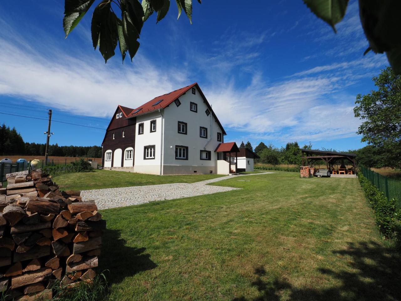 Chalupa U Tří cest in Krasna Lipa, Czech Republic