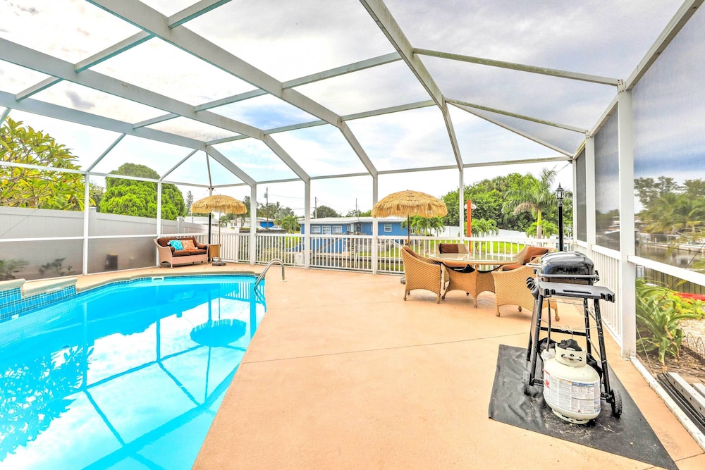 Ocean Breeze Oasis with Boat Dock and Slip on Canal — 4-Star Luxury Hotel in Bradenton, United States