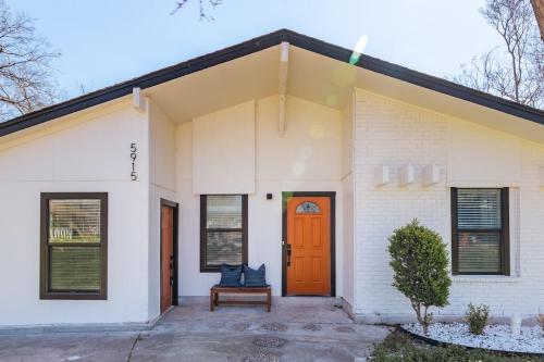 Cozy Warm stay for Big Groups Sleeps10 King Bed & Rain shower Walk 2 SoCo Eateries in Austin, United States