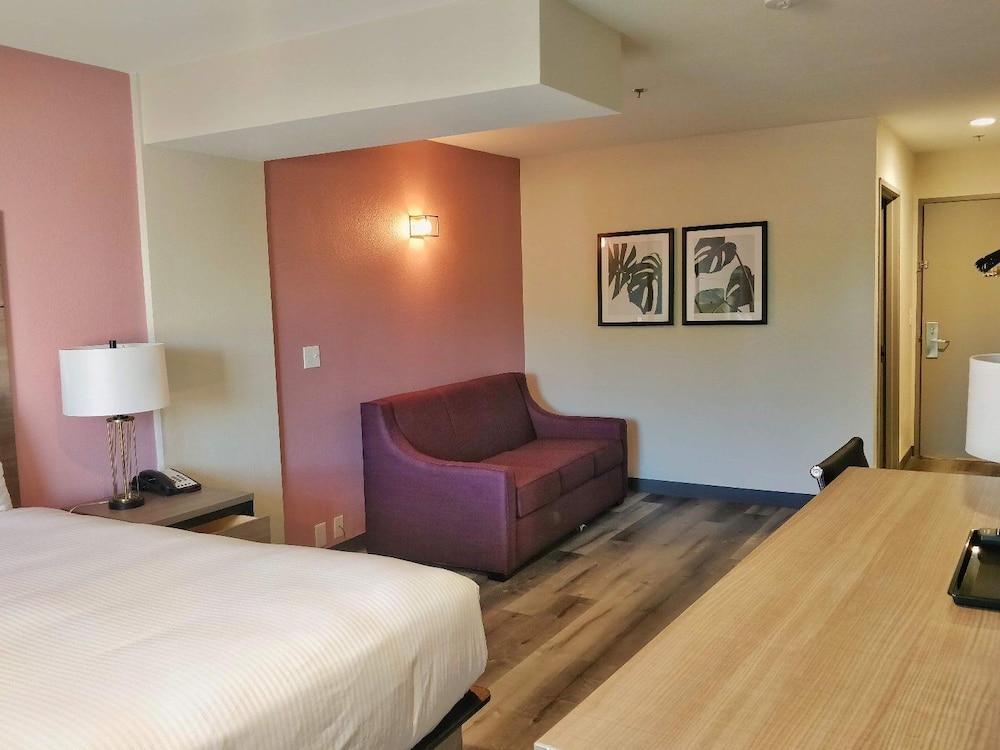 Microtel Inn & Suites By Wyndh - photo 18