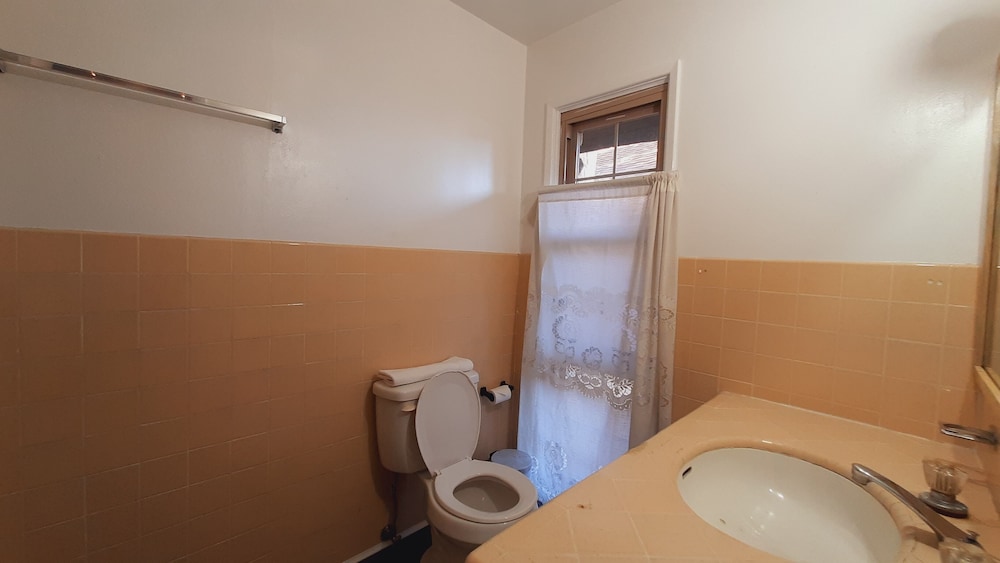 Sherwood Arms Motel - photo 47