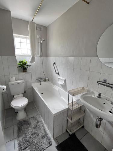Hout Bay Haven close to beach and shops