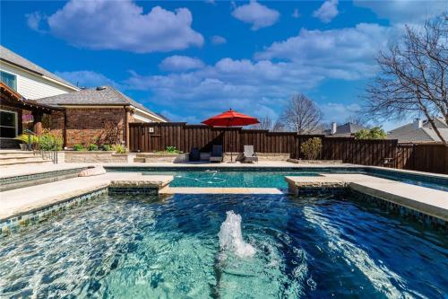 The Sapphire Sanctuary with Pool — hotel in Allen
