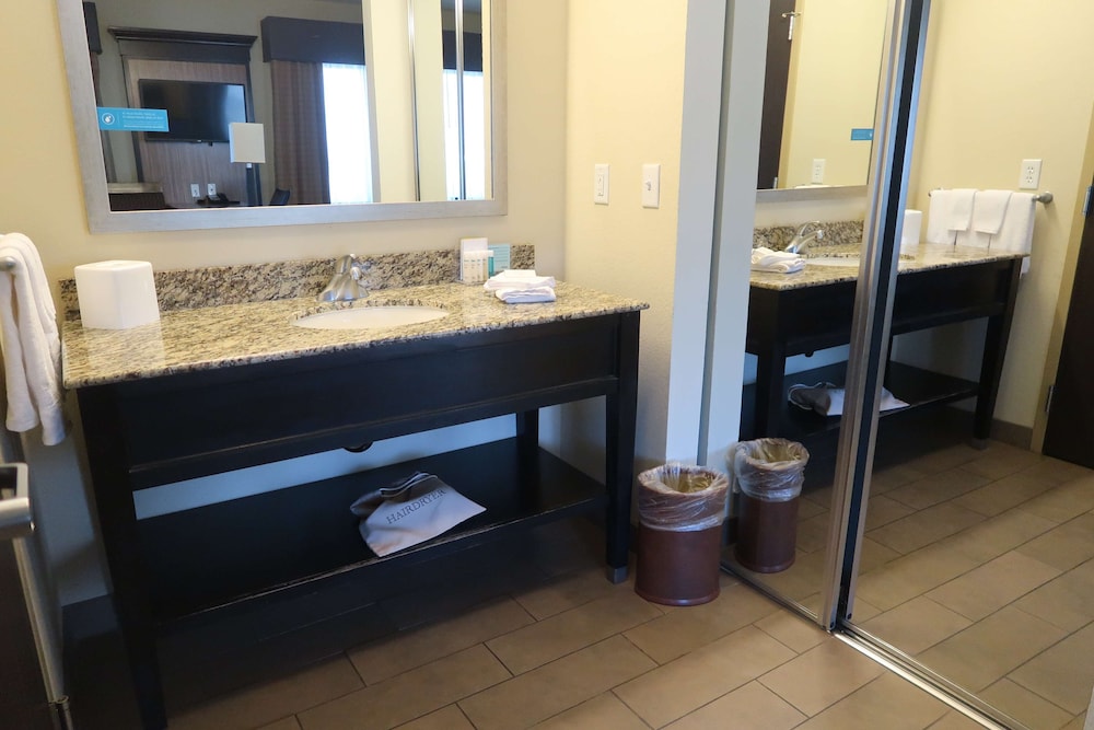 Hampton Inn & Suites Salinas - photo 7