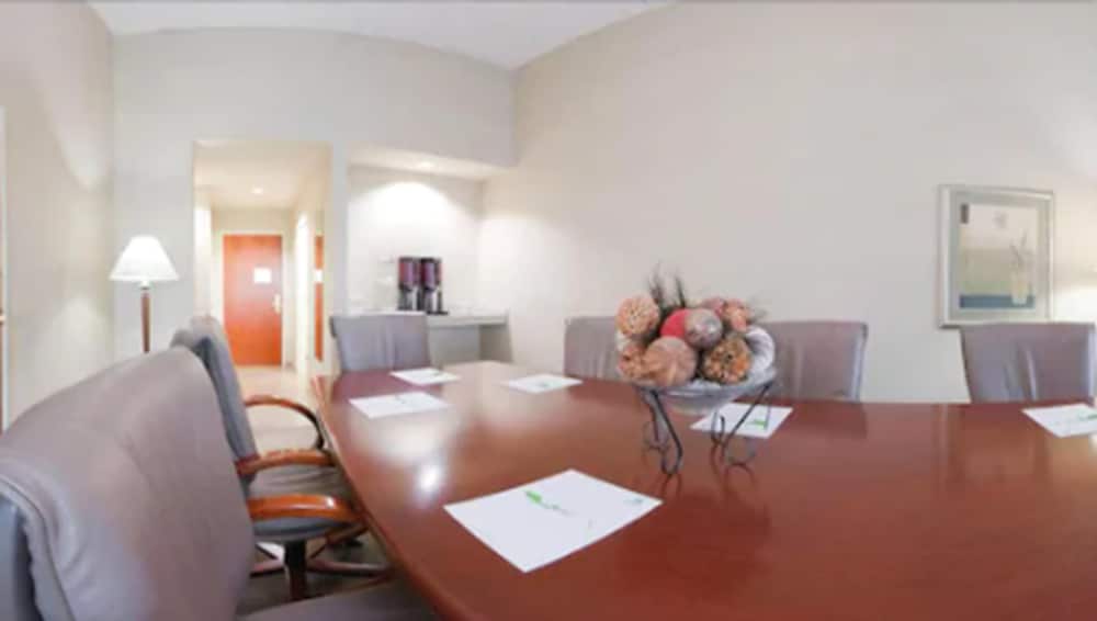 Holiday Inn & Suites Goodyear West Phoenix Area by IHG - photo 47