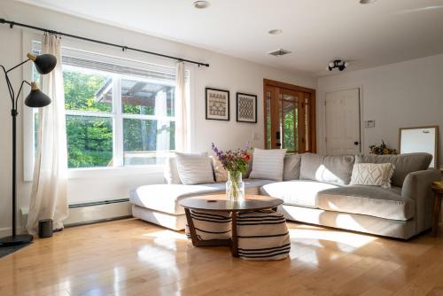 Stylish Catskills Escape Near Town & Trails — hotel in Livingston Manor