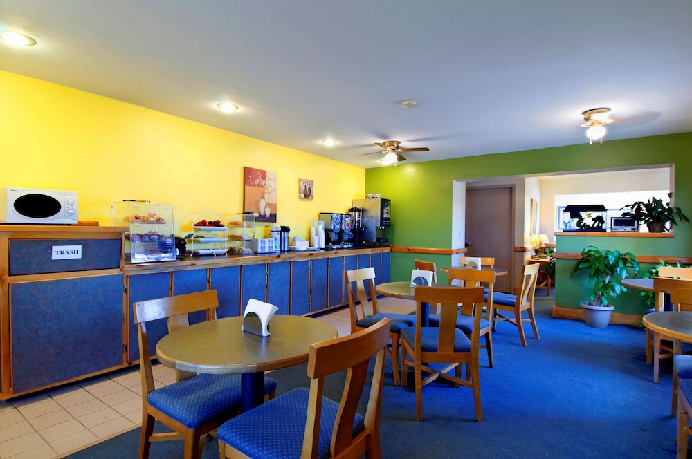 Americas Best Value Inn Garden City - photo 19