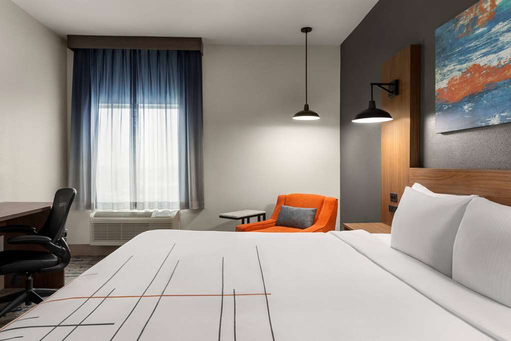 La Quinta Inn & Suites by Wyndham Austin South - photo 20