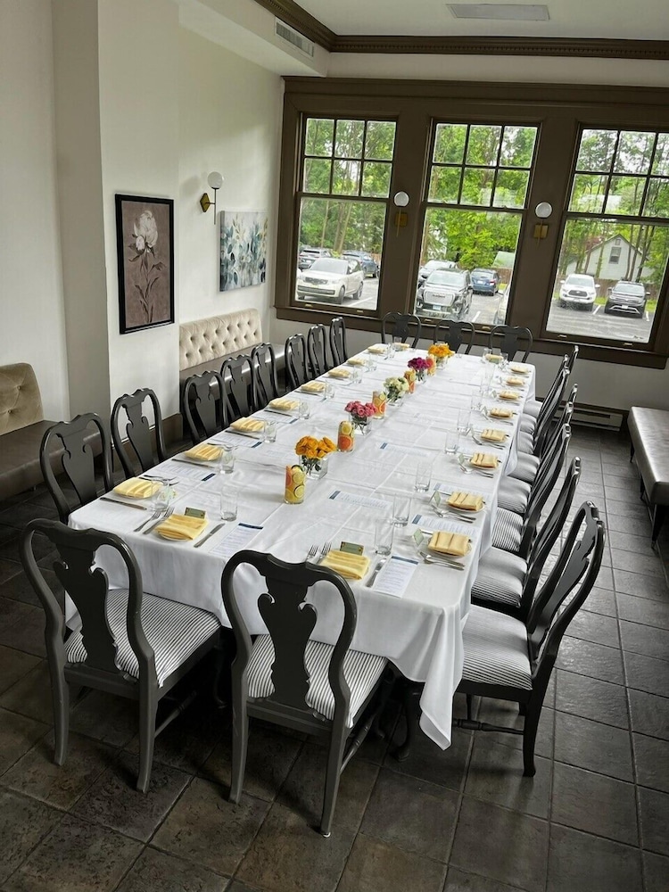 Gateways Inn & Restaurant - photo 22