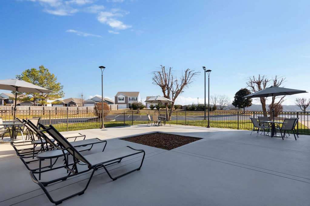 La Quinta Inn & Suites by Wyndham Loudon - photo 47