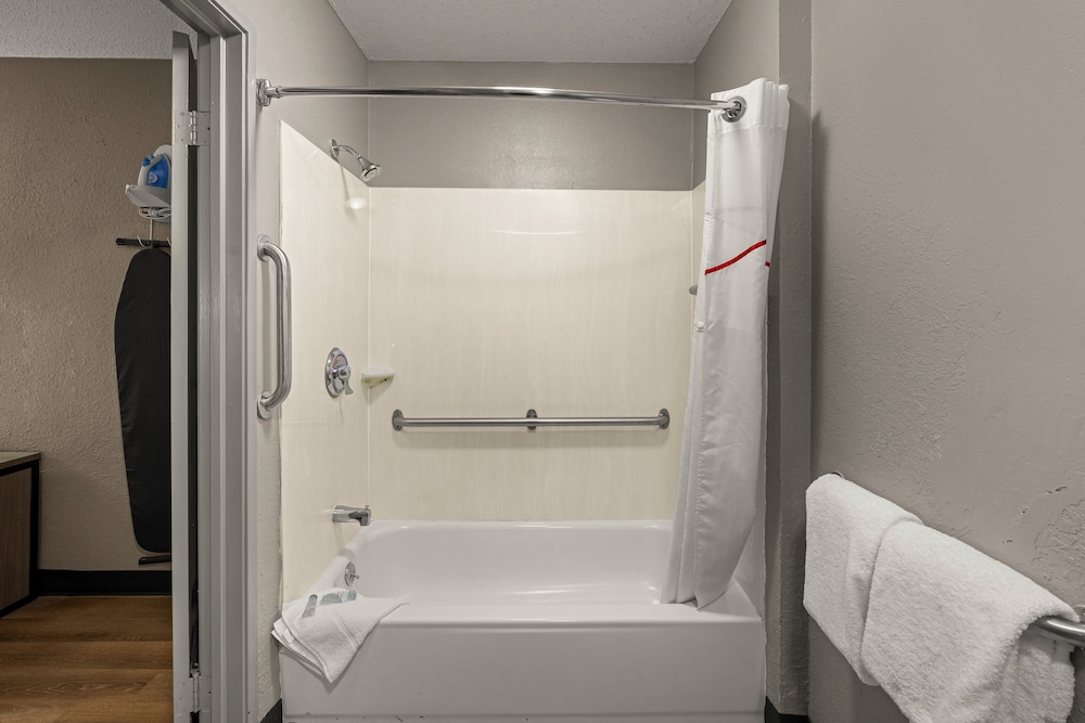 Red Roof Inn Detroit Royal Oak Madison Heights - photo 22