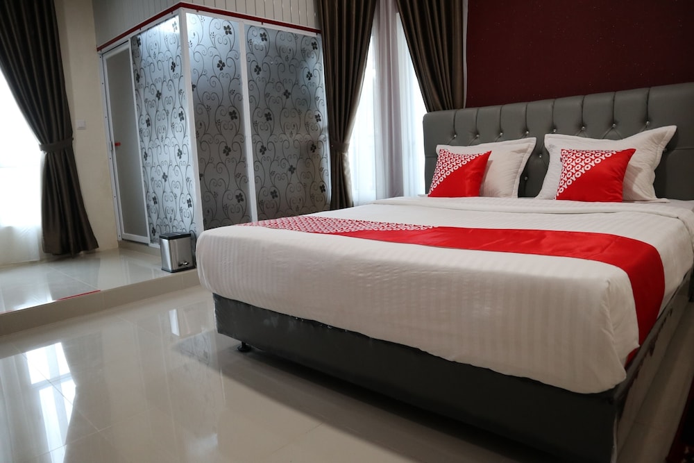 RedDoorz Syariah near Minangkabau International Aiport in Padang, Indonesia