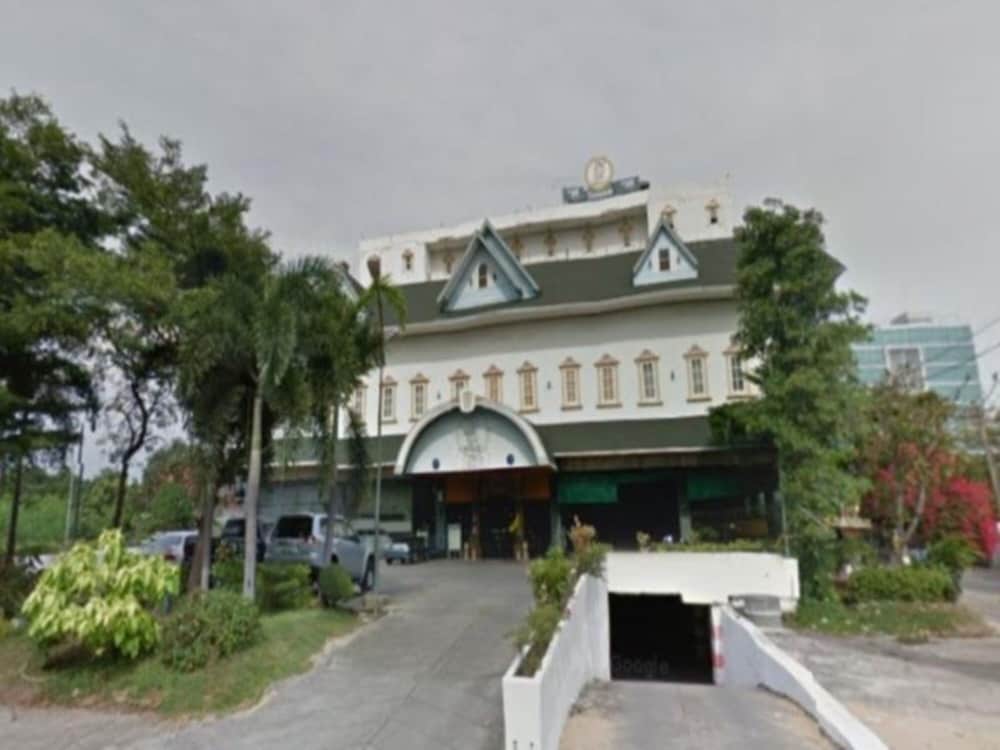 13 Coins Ngamwongwan Hotel in Mueang Nonthaburi, Thailand