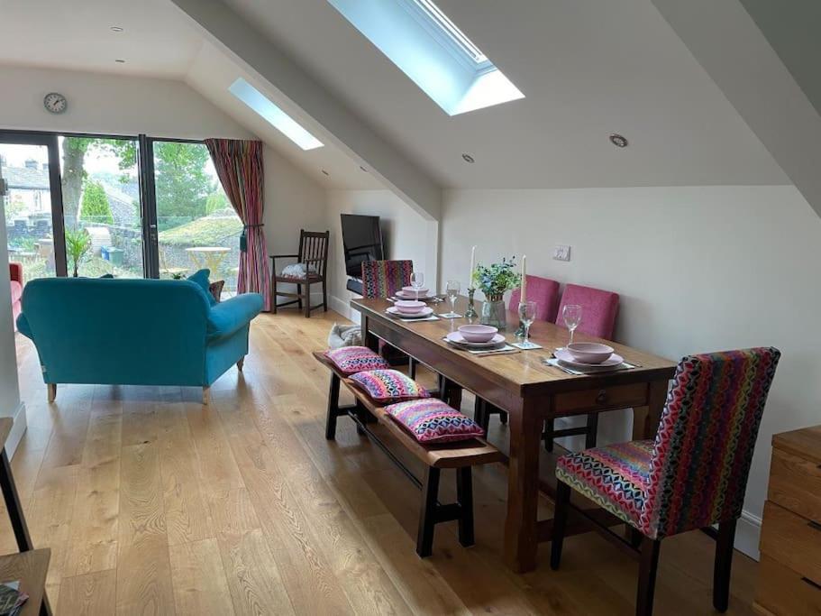 The Hen House A beautifully situated open plan chalet