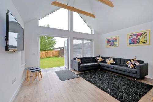 Contemporary Luxury Lodge Aberdeen West — 4-Star Luxury Hotel in Blackburn, United Kingdom