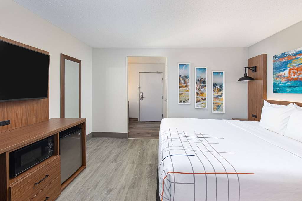 La Quinta Inn & Suites by Wyndham Nashville Airport - photo 16