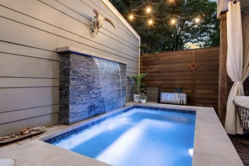 Downtown Private Oasis Stay Fire Pit & Hot Tub in Houston, United States