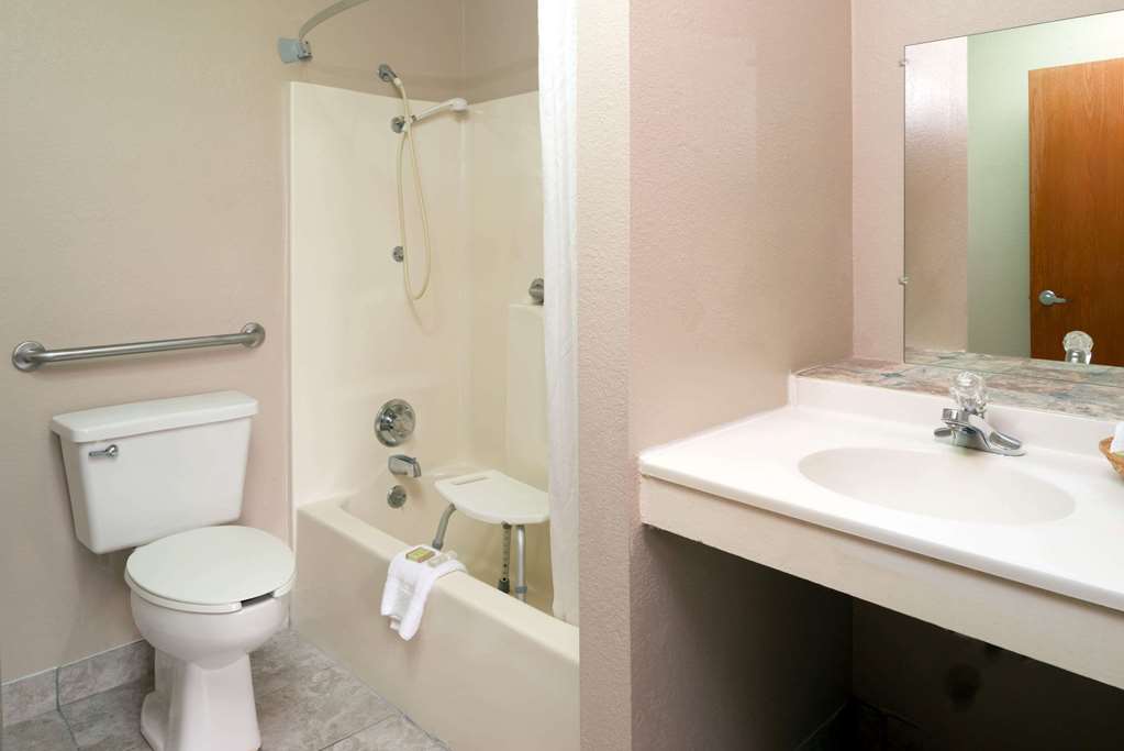 Super 8 by Wyndham Omaha NE - photo 7