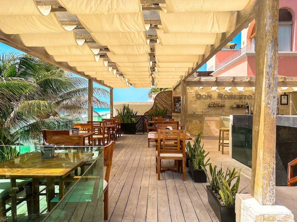 Poolside bar
