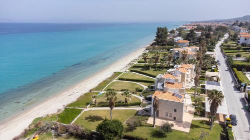 Villa Alpha Beachfront Steps from Agistri Da Noi and Blue Carpet — 4-Star Luxury Hotel in Pefkochori, Greece