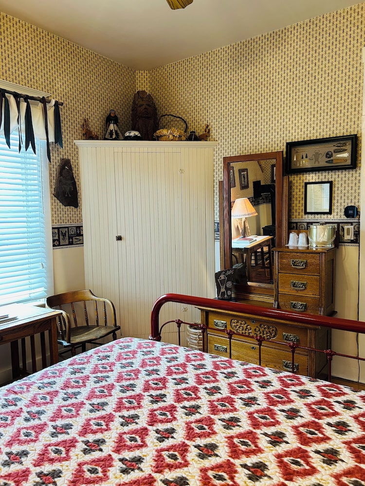 Moore's Old Pine Inn - photo 26